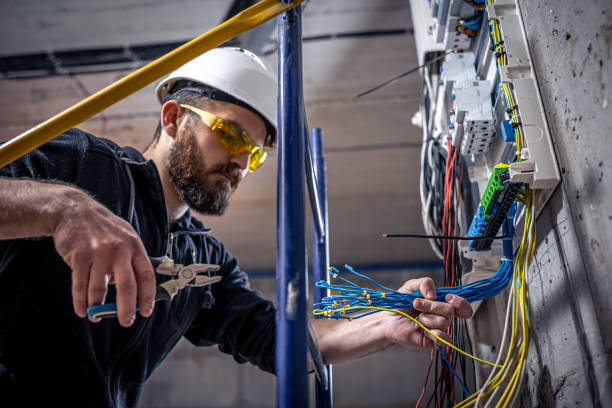 Électricien professionnel travaillant sur un tableau électrique